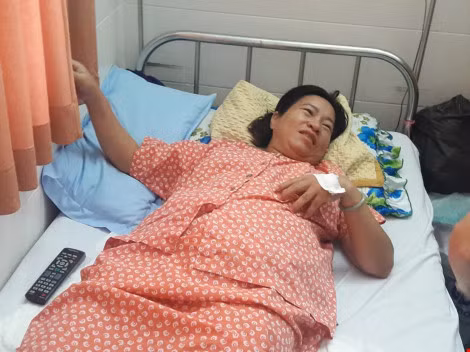 Chị Ngô Thị Mỹ đã khỏe hơn sau ba ngày sinh mổ. Ảnh: HÀ PHƯỢNG