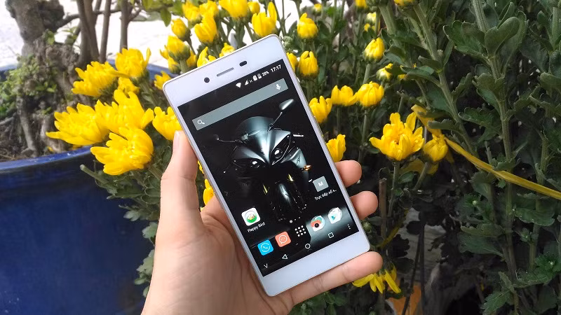  Mobiistar LAI Yuna. Mobiistar LAI Yuna có thiết kế khá vuông vức làm liên tưởng nhanh đến bộ đôi: Nokia Lumia 930 và iPhone 5s. Bên cạnh màu trắng và đen, máy còn có màu vàng rượu sâm panh (Champagne Gold) sang trọng như hàng hiệu cao cấp. Tuy vuông vức nhưng khá mềm mại khi cầm trên tay, cũng như bỏ vào túi quần không có cảm giác bị cấn ở các góc máy. Được trang bị màn hình LCD IPS rộng 5 inch, với độ phân giải 720 x 1.280 pixel, tích hợp công nghệ TruView giúp hiển thị nội dung, hình ảnh, phim, chơi game trên Mobiistar LAI Yuna đều rõ ràng và sắc nét, các gam màu tươi tắn, không bị bệt màu và đặc biệt góc nhìn tứ phía rất tốt cũng như hiện tượng ngả vàng hầu như không xuất hiện trên tấm màn hình này.