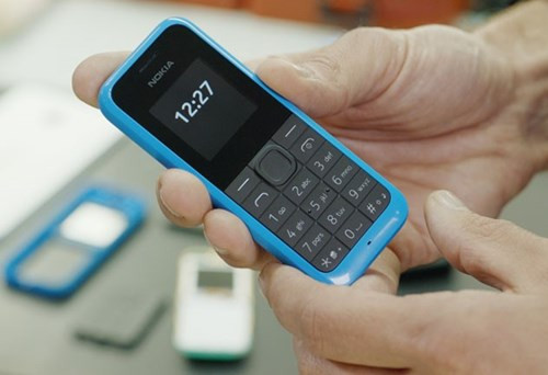 Nokia 105 (430.000 đồng): Ở nhóm di động phổ thông, các sản phẩm từ Nokia gần như chiếm ưu thế tuyệt đối. Trong đó, Nokia 105 là model bán chạy nhất. Ngoài 105, mẫu 215 (850.000 đồng) và 130 (630.000 đồng) cũng là những model có doanh số cao.