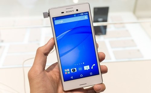  Sony Xperia M4 Aqua (4,99 triệu đồng). M4 Aqua vẫn là smartphone tầm trung hiếm hoi có khả năng chống nước. Thiết bị này mô phỏng kiểu dáng của Xperia Z3. Mặc dù Sony đã cho ra mắt mẫu M5 với cấu hình mạnh mẽ hơn nhưng M4 vẫn có sức hút lớn nhờ giá mềm, cấu hình đủ dùng.