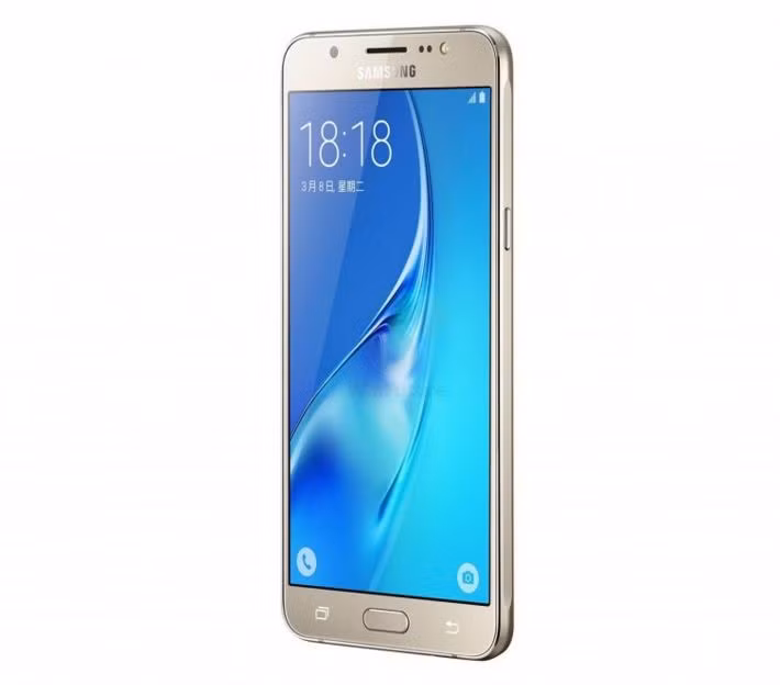 Mặt trước của Galaxy J5 2016 khá giống với phiên bản Galaxy J5 2015 tuy nhiên ở các cạnh và mặt sau là rất khác biệt. Ở mặt sau của máy, vị trí của loa ngoài, đèn flash đã thay đổi và trông tinh tế hơn.
