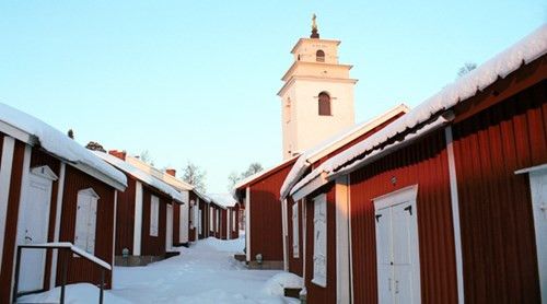 Bao quanh là 424 nhà bằng gỗ với 553 phòng. Wikimedia.org