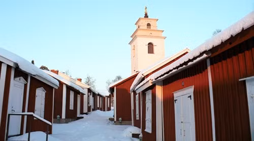 Bao quanh là 424 nhà bằng gỗ với 553 phòng. Wikimedia.org