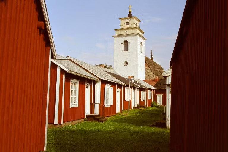 Các ngôi nhà mang hai màu đỏ - trắng được xây dựng theo kiến trúc truyền thống Thụy Điển với mái dốc để chống tuyết bám. Ảnh: Varldenarliten.files.wordpress.com