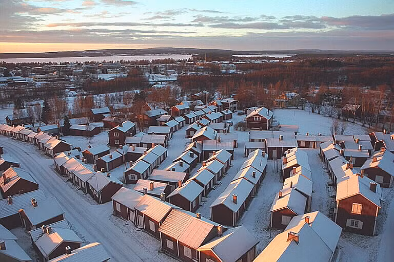 Chúng được xây dựng vì vào thời đó các tín đồ ở quá xa, không thể vừa đi vừa về nhà trong một ngày đường, và điều kiện di chuyển còn khó khăn. Ảnh: Kringla.nu