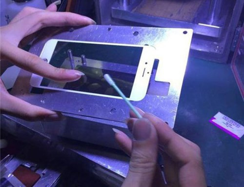 Sau khi cho vào máy cán, phần tấm nền và mặt kính đã được ép làm một. Đây là công đoạn vệ sinh màn hình máy.
