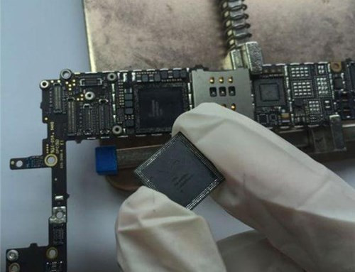 Công đoạn tiếp theo là gắn CPU này vào một bo mạch mới. Ngoài CPU, các chi tiết còn dùng được của máy đều được tận dụng. Nếu hỏng, chúng được thay thế bằng linh kiện mới.