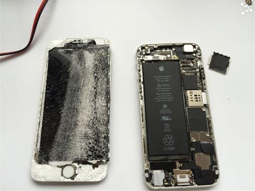 Chẳng hạn chiếc iPhone 6 này: Màn hình bị dập nát, có hiện tượng cong vênh, bản mạch hư hỏng nặng, dây nối ở nhiều chỗ bị đứt, gãy. Chỉ có nút Home của máy do được làm bằng kính sapphire nên còn nguyên vẹn.