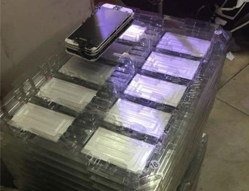 Các tấm nền màn hình được xếp theo lô để chờ gia công.