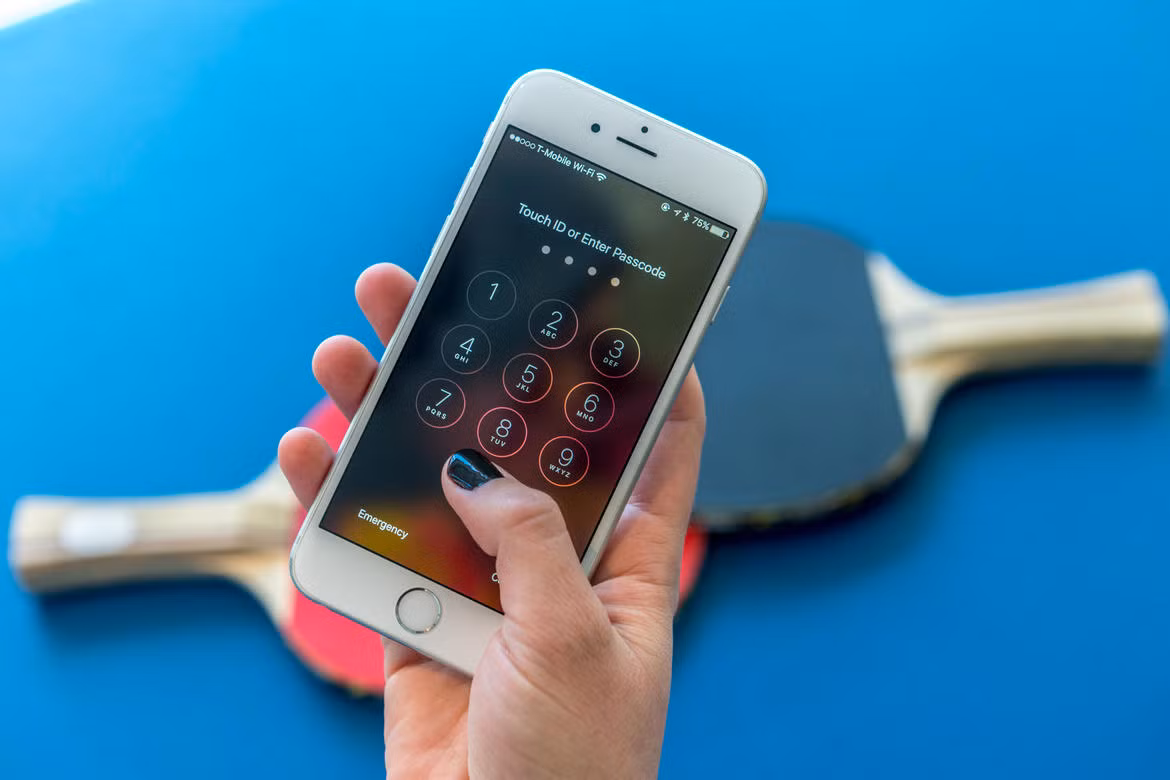  Không khoá điện thoại. Nếu bạn đang không khoá màn hình smartphone, hãy thực hiện ngay. Đây là hàng rào bảo vệ đầu tiên ngăn kẻ trộm xâm nhập vào điện thoại khi chúng lấy cắp được. Trên Android, bạn có thể sử dụng mật khẩu, mã số PIN hay hình vẽ. Mã số PIN và mật khẩu, nhất là với mật khẩu trên 4 ký tự, thường khó phá. Nhiều máy Android còn hỗ trợ bảo mật bằng vân tay, vừa tiện lợi vừa an toàn. Với iPhone, bạn có thể sử dụng mã số PIN. Các máy iPhone 5s trở đi còn có bảo mật vân tay Touch ID, cũng rất tiện và an toàn.