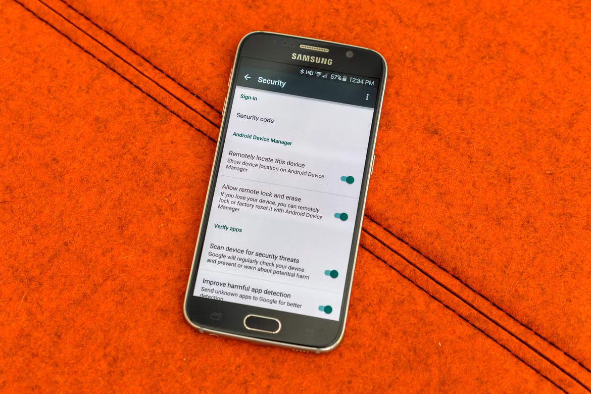  Không theo dõi điện thoại phòng khi mất. Khi bị mất điện thoại, bạn có thể theo dõi vị trí, khoá và xoá dữ liệu trên điện thoại từ xa. Dưới đây là vài bước đảm bảo bạn có thể theo dõi và thực hiện các việc trên khi bị mất điện thoại. Trên Android, vào phần Settings /Security/Android Device Manager để thiết lập lựa chọn cho phép định vị và khoá, xoá dữ liệu từ xa đã được bật. Với iPhone và các thiết bị iOS khác, Apple đã bật mặc định tính năng Find My Phone để bạn tìm kiếm thiết bị trên bản đồ, khoá và xoá dữ liệu trên máy từ xa.