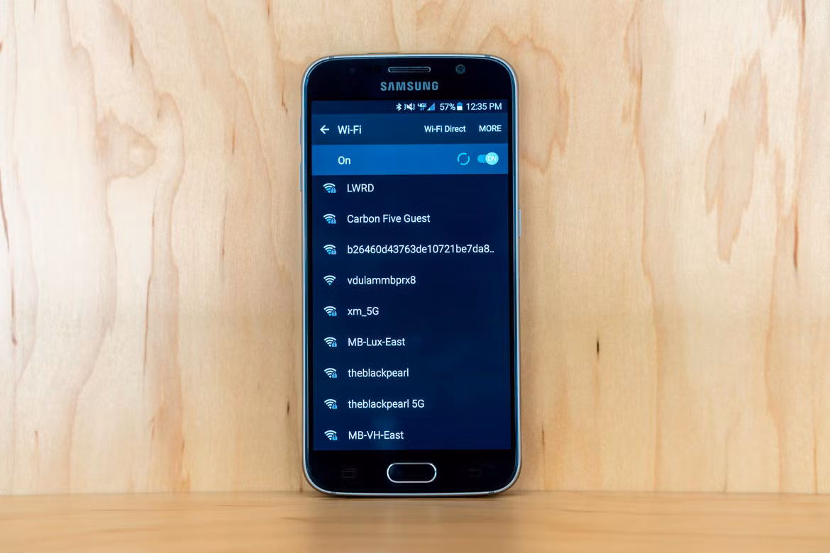  Vô tư sử dụng Wi-Fi công cộng. Các mạng Wi-Fi công cộng luôn có những nguy cơ rò rỉ thông tin. Thậm chí, có những mạng Wi-Fi công cộng được dựng nên để đánh cắp thông tin cá nhân. Mạng Wi-Fi miễn phí ở các quán cà phê hay sân bay thường khá an toàn nhưng bạn không nên truy cập các thông tin nhạy cảm như website của ngân hàng khi sử dụng điện thoại trên các mạng Wi-Fi đó.