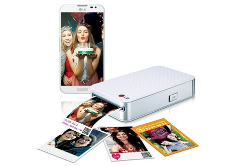 Máy in ảnh di động cho phép phái đẹp in ảnh mình chụp qua smartphone mọi lúc. Máy chụp ảnh số in tức thì Nếu muốn hoài cổ hơn một chút thì bạn có thể mua tặng người phụ nữ mình yêu quý chiếc máy ảnh kỹ thuật số có khả năng chụp ảnh và in ảnh ngay tức thì, trong đó dòng máy ảnh Snap là một kiểu máy có thiết kế khá dễ thương. Bạn có thể tìm mua nó trực tuyến hoặc thông qua các nhà bán lẻ chuyên về thiết bị điện tử. Camera giám sát Những chiếc camera giám sát Netatmo Home Security Camera cung cấp khả năng quay phim HD, hỗ trợ nhận dạng khuôn mặt để giúp các bà mẹ quan sát con trẻ của mình, các vật nuôi trong nhà thậm chí là cả… chồng. Việc giám sát sẽ được thực hiện qua smartphone, nghĩa là các chị em phụ nữ không cần phải luôn dán mắt vào màn hình đặt một nơi mà có thể thực hiện ở bất cứ nơi nào.