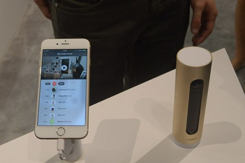 Những chiếc camera giám sát sẽ giúp phái đẹp có thể kiểm soát nhiều thứ tốt hơn. Sonos Play: 5 Nếu người phụ nữ mà bạn muốn tặng quà là người thích nghe nhạc thì loa Sonos Play:5 sẽ mang đến khả năng phát nhạc từ bất cứ nguồn nào, bao gồm cả các dịch vụ âm nhạc trực tuyến hoặc nội dung từ máy tính, điện thoại thông minh hoặc máy tính bảng. Bạn có thể tìm mua nó thông qua các nhà bán lẻ điện tử địa phương hoặc gian hàng trực tuyến. Apple iPad Mini Chiếc máy tính bảng cỡ nhỏ của Apple vẫn luôn là lựa chọn yêu thích của các chị em phụ nữ. Kích thước nhỏ gọn 9,7 inch làm cho nó phù hợp hơn khi cầm trên những bàn tay nhỏ bé của họ, trong khi những lợi ích mà nó mang lại là rất hữu ích.