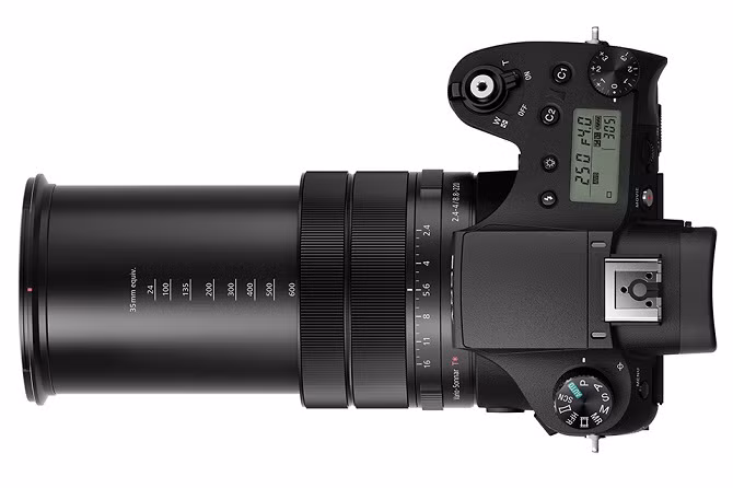 Sony RX10 III cũng có khả năng quay video chất lượng 4K 30fps và slow motion Full HD 1080p lên đến 960 fps. Thiết bị này cũng có khả năng chụp ảnh 14 khung hình/giây, dải ISO từ 64-12.800 và hỗ trợ kết nối Wi-Fi/NFC.