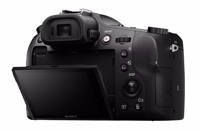 Các thông số còn lại của máy khá tương đồng với chiếc RX10 II như sở hữu cảm biến Exmor RS CMOS 1 inch, độ phân giải 20.1MP và bộ xử lý hình ảnh BIONZ X. Hệ thống lấy nét cũng tương tự RX10 II với khả năng bắt nét chỉ 0,09 giây nhờ mô tơ siêu thanh. Hệ thống ổn định hình ảnh quang học thông minh, giúp người dùng chụp ảnh cũng như quay phim khi zoom xa một cách dễ dàng.