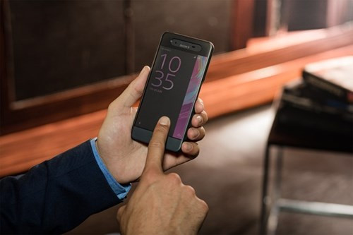 Chưa hết, camera này còn cung cấp công nghệ zoom Clear Image 5x, ISO tối đa 12.800. Trong khi đó, camera trước của máy có độ phân giải 13 megapixel. Xperia X Performance dùng pin 2.700 mAh, hứa hẹn cho thời lượng sử dụng 2 ngày, theo Sony. Những thông số còn lại của máy bao gồm RAM 3 GB, dung lượng lưu trữ 32 GB và khe cắm thẻ nhớ microSD.