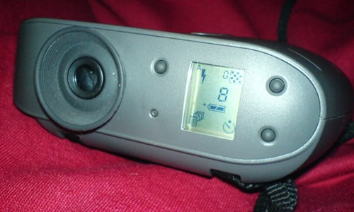  1994 Apple QuickTake 100 được thiết kế bởi Kodak và sản xuất bởi Chinon ở Nhật Bản đại diện cho bước đột phá đầu tiên của Apple vào lĩnh vực nhiếp ảnh.