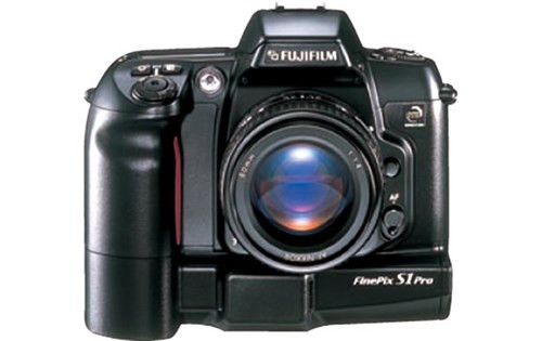  2000 Fujifilm Finepix S1 Pro. Fujifilm gọi mẫu máy này là một máy ảnh chuyên nghiệp S1 với nhiều tính năng thiết lập dễ cho người chụp ảnh nghiệp dư tiếp cận sử dụng.