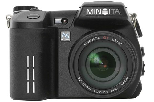  2003 Minolta Dimage A1. A1 là mô hình đầu tiên ổn định hình ảnh bằng cách dịch chuyển cảm biến thay vì sử dụng một hệ thống với ống kính dựa trong kính ngắm điện tử.