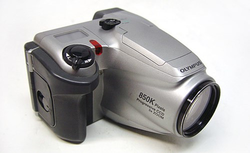  1998 Olympus Camedia D-500L/600. Olympus 1998 là mẫu máy đi tiên phong sở hữu ZLR-"zoom ống kính phản xạ". Thiết kế máy nhỏ gọn, giá cả phải chăng, tính năng thiết lập nâng cao.