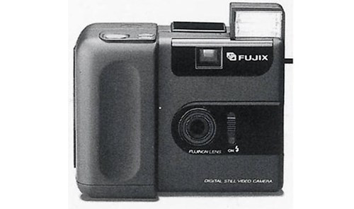  Mẫu máy ảnh Fuji Fujix DS-1P1988. Mẫu máy này được triển lãm tại Köln, Đức, là chiếc máy ảnh kỹ thuật số thật sự đầu tiên nhằm vào người tiêu dùng. Mẫu máy ảnh với 400,000 điểm ảnh giới thiệu một công nghệ mới quan trọng: RAM tĩnh, thẻ nhớ di động phát triển bởi Toshiba.