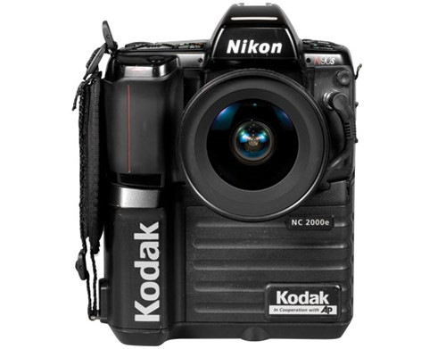  1994 Kodak/AP NC2000. Kodak đã hợp tác với hãng tin AP để tạo ra một máy ảnh SLR kỹ thuật số đáp ứng được nhu cầu của phóng viên ảnh. Dựa trên thân máy N90 của Nikon, máy ảnh 1.3-megapixel có thẻ nhớ di động và đủ độ nhạy sáng (ISO 1600) để chụp trong ánh sáng yếu.
