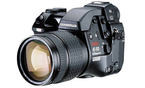  2000 Olympus E-10. Đây là máy ảnh kỹ thuật số SLR đầu tiên sở hữu màn hình LCD trực tiếp, E-10 thay thế gương SLR tiêu chuẩn với một chùm tia splitter chuyển ánh sáng đến cho cả kính ngắm quang học và cảm biến.