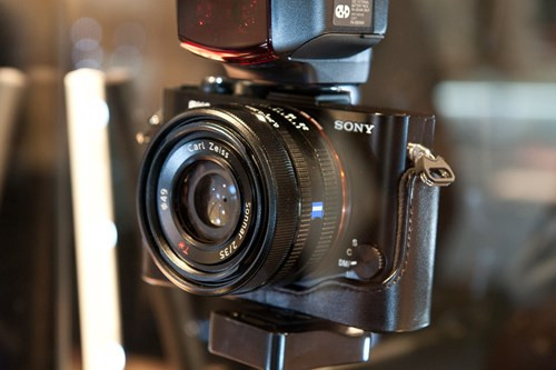  2012 Sony cyber-shot RX-1. Đặt một cảm biến full-frame trong một máy ảnh nhỏ gọn là điều rất khó khăn nhưng Sony đã làm điều đó rất tốt, mẫu thiết kế máy ảnh này cung cấp hình ảnh sắc nét, ống kính nhanh…
