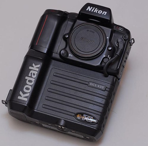  1991 Kodak DCS. Mẫu máy sử dụng cảm biến CCD Kodak 1,3-megapixel với một mảng màu lọc phát minh bởi Bryce Bayer.