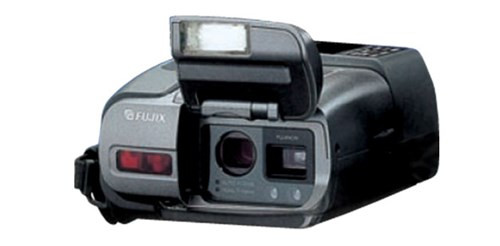  1993 Fuji DS-200F không giống như nhiều máy ảnh kỹ thuật số khác lưu trữ hình ảnh trong bộ nhớ "volatile" rất dễ mất tập tin, chiếc máy với 400x480 điểm ảnh này là mẫu máy đầu tiên lưu các tập tin hình ảnh trong bộ nhớ flash SSD, bộ nhớ gần như phổ quát trong máy ảnh kỹ thuật số ngày nay.