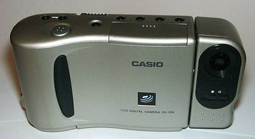  1995 Casio QV-10. Casio QV-10 tạo ấn tượng với hình ảnh màu sắc trên màn hình LCD 1,8-inch, giúp người chụp có thể xem lại hình ảnh và chức năng như một kính ngắm. Trước đó, kính ngắm quang học là cách duy nhất để xem hình ảnh.