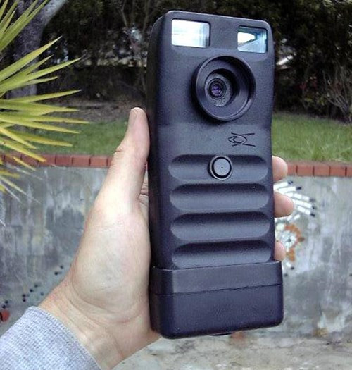  1990 Dycam Model 1 được mệnh danh là máy ảnh nhỏ của tờ New York Times, là máy ảnh kỹ thuật số đầu tiên tiếp cận với thị trường tiêu dùng Mỹ nhưng lại có giá thành quá đắt (600 USD) và quá thô sơ (376x240 điểm ảnh, đen trắng).