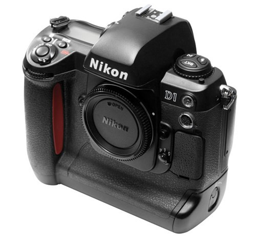  1999 Nikon D1. D1 2,7-megapixel cung cấp chất lượng hình ảnh đáp ứng nhu cầu của phóng viên ảnh. Nikon D1 và các dòng máy máy DSLR từ Fujifilm và Canon đã chấm dứt triều đại của Kodak trong dòng máy DSLR chuyên nghiệp.