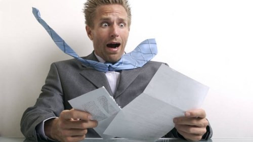  Hóa đơn điện thoại di động cao nhất: 201.000 USD. Hẳn bất cứ ai trong chúng ta cũng đều chẳng lấy làm vui vẻ gì khi nhìn thấy số tiền trong tờ hóa đơn thanh toán tăng cao. Chính vì vậy, bạn sẽ hình dung ra cô Celina Aarons sẽ shock như thế nào khi được thông báo một tờ hóa đơn điện thoại lên tới 201.000 USD. Lý do của số tiền khổng lồ này là bởi Celina có 2 người anh trai bị câm điếc. Hai người này liên lạc với cô qua điện thoại, và cước phí vẫn hoàn toàn bình thường trước khi một người anh của cô có một chuyến đi sang Canada. Người anh này đã gửi hơn 2.000 tin nhắn văn bản và tải về hàng loạt video, với chi phí lên tới 2.000 USD/video.