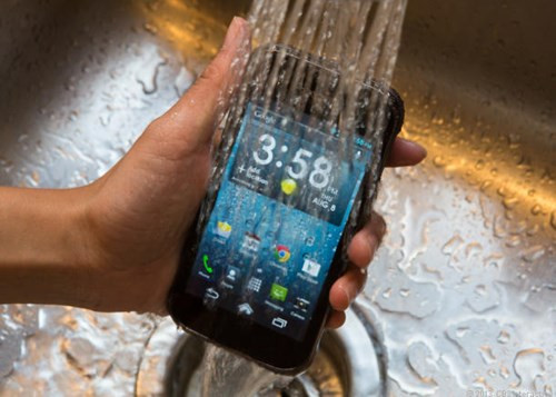  90% điện thoại di động tại Nhật Bản chống được nước. Một điều khá thú vị là gần 90% điện thoại di động tại Nhật Bản có khả năng chống nước, bởi người dân tại đây rất thích dùng điện thoại ngay cả khi đang ở trong nhà tắm.