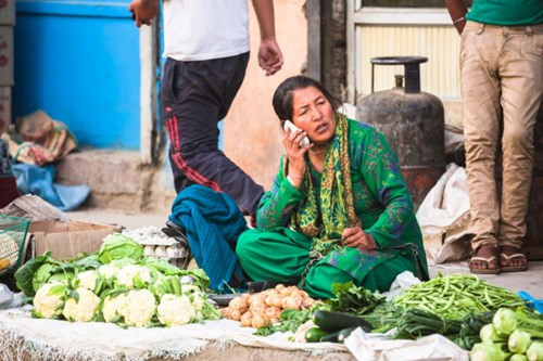  Android là hệ điều hành smartphone phổ biến nhất thế giới. Không có gì phải bàn cãi rằng iPhone là chiếc smartphone lớn nhất thế giới, tuy nhiên, do có giá bán cao, nó không phải là mẫu smartphone phổ biến nhất thế giới. Thay vào đó, hệ điều hành Android với nhiều mẫu mã, kích thước, và giá bán khác nhau, hiện đang chiếm tới 82,8% thị trường smartphone. Đây là thị phần theo thống kê của hãng nghiên cứu ComScore.