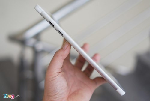 Máy có độ dày 8,8 mm. Vị trí đặt khe cắm thẻ nhớ, khay SIM ở bên cạnh trái, không có nắp che. Những thông số về cấu hình của máy ở mức cơ bản như RAM 1 GB, bộ nhớ trong 8 GB, pin 4.400 mAh. Việc hãng sản xuất Masscom hợp tác với Intel sử dụng con chip Intel Atom X3 (tốc độ 1 GHz) là một nỗ lực đáng khen, thay vì sử dụng các mẫu chip kém uy tín.