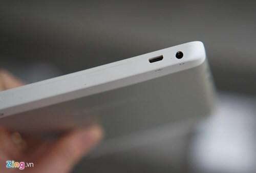 Jack cắm tai nghe và cổng microUSB trên đỉnh đầu. Vị trí đặt các cổng kết nối đều có ký hiệu để người dùng dễ nhận biết.