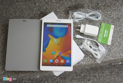 Masscom - hãng sản xuất từng khá thành công với một số smartphone giá rẻ tại Việt Nam - trang bị nhiều phụ kiện cho sản phẩm này, gồm sạc, cáp microUSB, cáp OTG, tai nghe, một chiếc bao bảo vệ và dán màn hình.