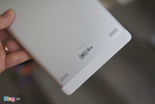 Sở hữu mức giá rẻ nhưng model này vẫn được trang bị bộ khung kim loại, kết hợp với các tấm nhựa cứng ở 2 đầu. Máy cho cảm giác cầm chắc chắn. Sẽ hoàn hảo hơn nếu độ mỏng của máy giảm đi đôi chút.