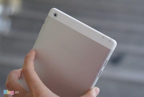 Cụm camera sau đặt gọn gàng ở góc trên bên trái. Camera này có độ phân giải 5 megapixel, trong khi camera trước đạt độ phân giải 2 megapixel.