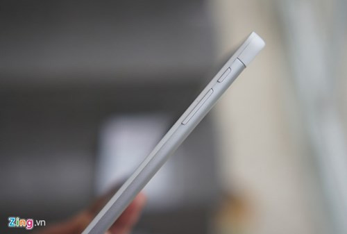 Về cơ bản, trải nghiệm của máy ở mức khá. Nút nguồn và tăng giảm âm lượng đặt sát bên góc trên cạnh phải. Có thể thấy, các điểm ghép ở phần vỏ máy chưa hoàn hảo.