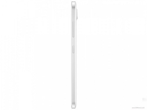 Lumia 650 có cấu hình cao hơn chút ít so với Lumia 550, smartphone Windows 10 rẻ nhất hiện tại của Microsoft. Lumia 650 được trang bị màn hình AMOLED 5 inch độ phân giải 720p mà hãng gọi là "màn hình hiển thị đẹp nhất trong phân khúc giá của máy". Với chip xử lý phổ thông Snapdragon 212 lõi tứ 1.3GHz, Lumia 650 không đủ sức chạy tính năng Continuum để trở thành chiếc máy tính giống như các máy Lumia cao cấp.