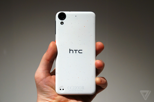  HTC Desire 825: Desire 825 gợi cho người ta nhớ đến quá khứ huy hoàng của HTC với những chiếc smartphone thiết kế đầy thời trang và tập trung vào khả năng chơi nhạc. Desire 825 dùng vỏ polycarbonate, xử lý để tạo ra màu sơn đặc biệt cho từng phiên bản, hỗ trợ âm thanh Hi-Res, loa BoomSound. Tuy nhiên, hãng lại trang bị cho máy con chip cũ kỹ Snapdragon 400 (32-bit), cấu hình không cao với màn hình 5,5 inch Full HD, RAM 2 GB và camera độ phân giải lần lượt 13 và 5 megapixel.