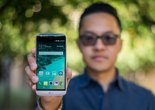  LG G5: G5 có thể gây bất ngờ lớn trên thị trường di động năm nay. Mặc dù trang bị cấu hình mạnh mẽ bậc nhất nhưng theo LG, đó không phải điểm nhấn của sản phẩm. Hãng di động Hàn Quốc mang đến sân khấu MWC 7 người bạn của G5, gắn với máy bằng thiết kế dạng module tháo rời ở phần nắp đuôi. LG gọi đây là kết nối Magic Slot. Thiết kế này cho phép người dùng thay pin, đổi các module khác nhau để mở rộng khả năng chụp ảnh (Cam Plus module), nghe nhạc (Hi-Fi Plus module) cho máy. Sự xuất hiện của G5 được cho mở ra hướng mới trong việc thiết kế smartphone, nơi những phụ kiện chất lượng mới là thứ quyết định giá trị một chiếc smartphone.