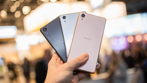  Xperia X Series: Tại MWC, Sony gây bất ngờ khi công bố 3 smartphone mới dòng X Series có tên gọi X Performance, X và XA. Càng bất ngờ hơn nữa khi sau đó vài ngày, hãng cho biết đã khai tử dòng Z cao cấp. Như vậy, X Series sẽ là gương mặt đại diện của Sony, ít nhất trong nửa đầu năm nay. X Performance là model mạnh mẽ nhất trong bộ 3 với chip Snapdragon 820, camera 23 megapixel dùng công nghệ lấy nét theo dõi chuyển động mượn từ dòng máy ảnh Alpha. Tuy nhiên, máy chỉ dùng RAM 3 GB, màn hình 5 inch Full HD và pin 2.300 mAh. Với cách kết hợp cấu hình có phần lạ lẫm, người ta tin rằng Sony đang muốn tạo ra một chiếc smartphone tầm trung siêu cấp, thay vì sản phẩm cao cấp ở nhóm trên. Người dùng chờ đợi vào mức giá hấp dẫn của bộ 3 X Series khi máy bán ra vào tháng 6.