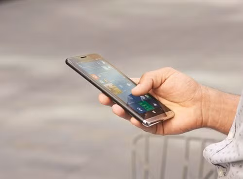  HP Elite X3: Sau thời gian dài vắng bóng, HP quay trở lại thị trường smartphone với một sản phẩm xứng danh bom tấn. Người ta gọi đây là chiếc smartphone chạy Windows 10 mạnh mẽ nhất với chip Snapdragon 820, RAM 4 GB và pin hơn 4.000 mAh. Trên thực tế, HP muốn biến nó thành một chiếc PC thu gọn của người dùng. Nhờ tính năng Continuum, máy có thể kết nối với màn hình ngoài, chuột và bàn phím để biến hình thành PC. Đi kèm với máy, HP cho bán một chiếc Desk Dock với đầy đủ cổng kết nối và Mobile Extender - màn hình hiển thị với bàn phím, trackpad giống hệt kiểu dáng một chiếc laptop.