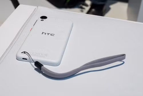  HTC Desire 630, 530: 2 mẫu Desire này thực tế là bản thu gọn của Desire 825. Cả 2 có lợi thế về kiểu dáng đẹp và nếu bán ra với mức giá hợp lý, nó có thể tạo ra cơn sốt ở nhóm giá rẻ. Desire 630 và 530 dùng màn hình 5 inch HD, hỗ trợ 2 SIM và kết nối LTE Cat-4. Máy sẽ lên kệ trong tháng 3.