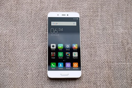  Xiaomi Mi 5: Nhiều năm bị gọi là kẻ chuyên đi sao chép, Xiaomi dần thoát khỏi cái bóng của gã khổng lồ Apple để tạo ra những sản phẩm của riêng mình. Mi 5 ra mắt sau gần 2 năm chờ đợi, tích hợp những gì được xem là tinh túy nhất của làng smartphone hiện nay. Máy sử dụng cấu hình mạnh mẽ với chip Snapdragon 820, tùy chọn RAM 4 GB (bản Pro), thiết kế mặt lưng cong và chất liệu gốm mới lạ. Máy có khả năng quay video chống rung 4 trục trên camera của máy, vượt trội so với iPhone 6S Plus hay các tính năng như ổ lưu trữ UFS 2.0, USB Type-C. Tất cả kết hợp trong một bộ khung mỏng 7,25mm, nặng 129 gram. Quan trọng hơn, giá bán của nó bằng một nửa so với các model cao cấp khác.